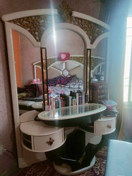 Double Bed Deco And Singaar Dressing Table 5