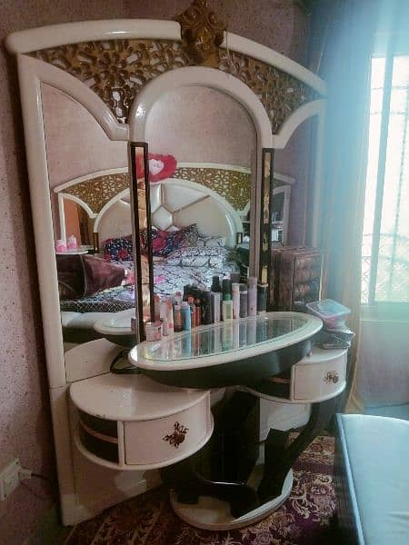 Double Bed Deco And Singaar Dressing Table 6