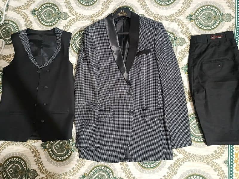 Threepiece suit[coat,pent,waistcoat]brand new condition just used once 1
