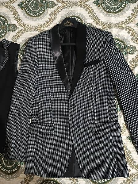 Threepiece suit[coat,pent,waistcoat]brand new condition just used once 6