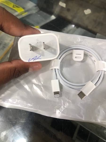 iPhone original charger and with original cable 0