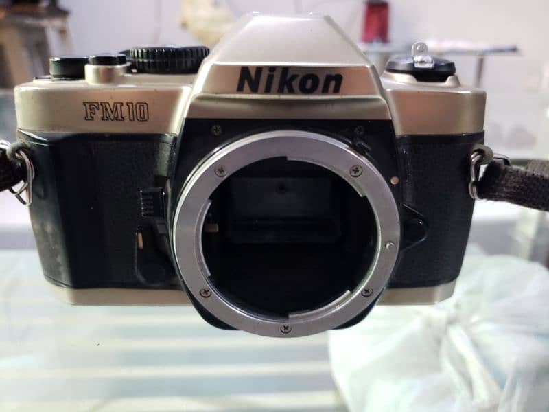 Nikon FM10 Film Camera Body with original pouch 0