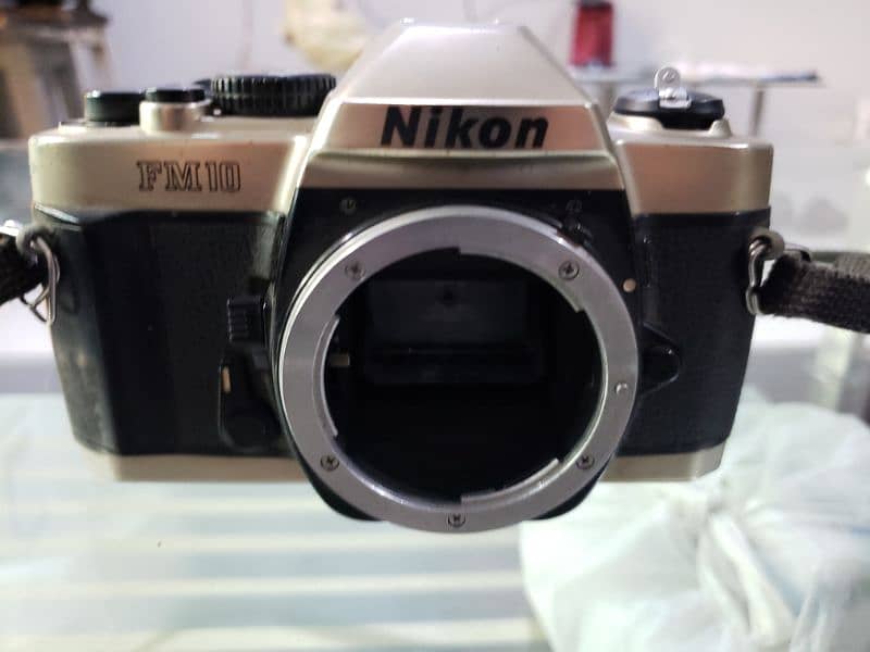 Nikon FM10 Film Camera Body with original pouch 1