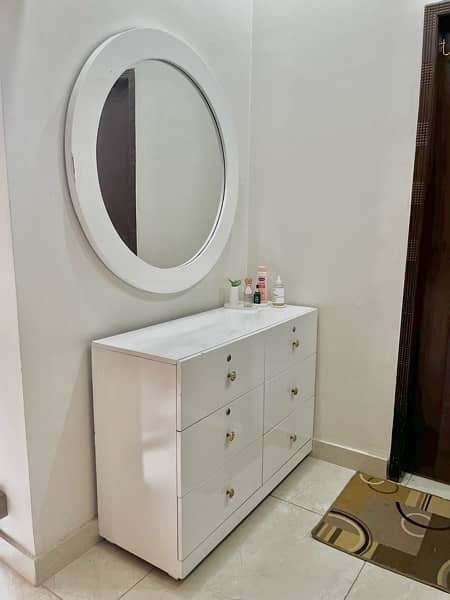 2 single Bed and Dressing Table with Mirror for Sale! 3
