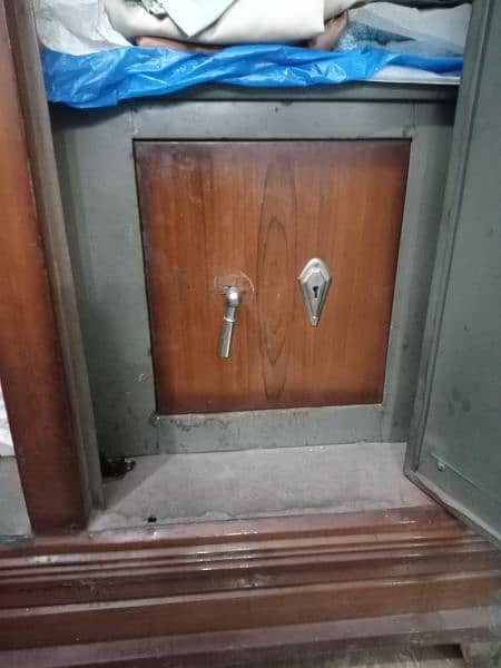 2 door safe 1