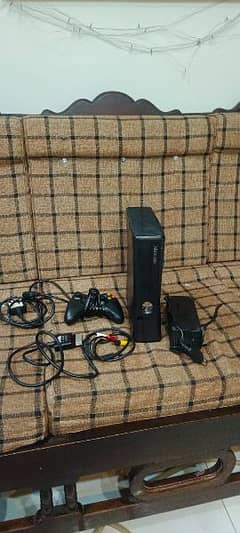very good condition xbox 360 with 2 games gta5 and forza horizon 2