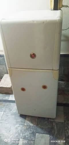 excellent condition built in stabilizer fridge for sale