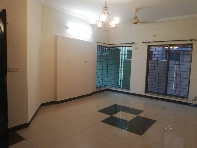 Askari 11, Sector B, 10 Marla, 4 Bed Luxury House For Rent. 11
