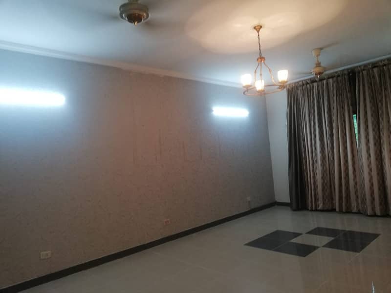 Askari 11, Sector B, 10 Marla, 4 Bed Luxury House For Rent. 14