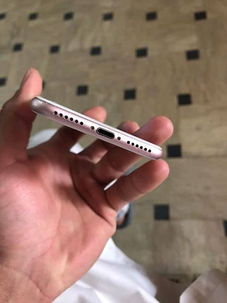 iphone 7 PTA Approved 32 GB Gold 3