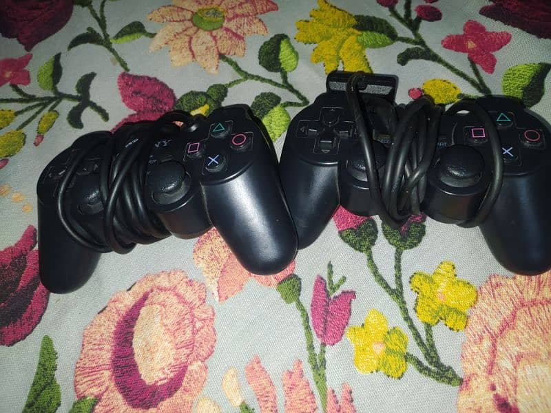 PLAYSTATION 2 WITH 2 REMOTE AND 2 MEMORY CARDS AND 1 BLACK GAME CD 2