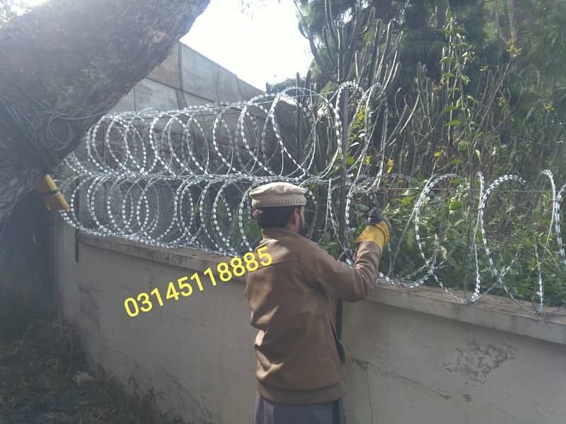 Security Razor Wire, Chainlink Mesh Concertina Barbed wire installer 6