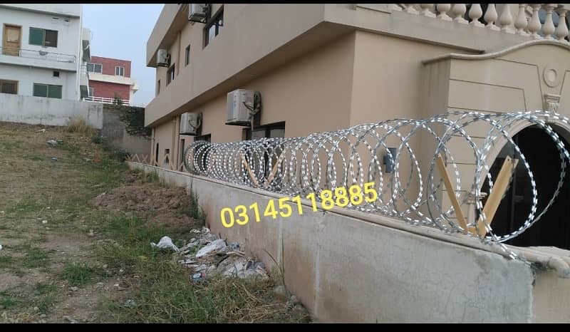 Security Razor Wire, Chainlink Mesh Concertina Barbed wire installer 7