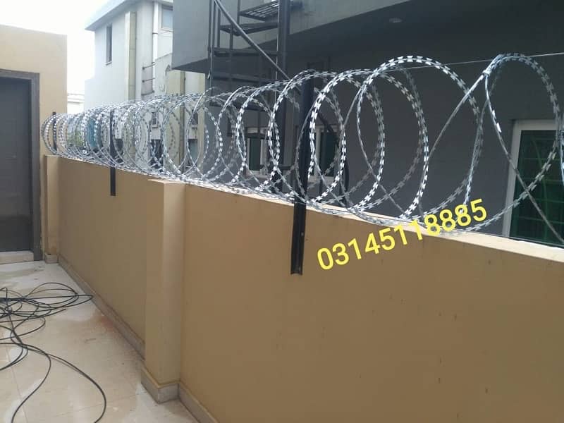 Security Razor Wire, Chainlink Mesh Concertina Barbed wire installer 9