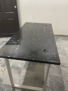 4 person table with glasscoat sheet