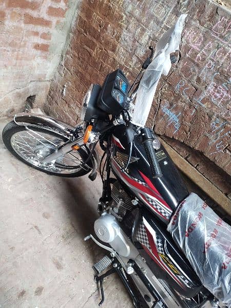 Honda 125 black color Open date open letter all new condition 8
