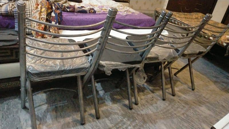 4 chairs in new condition 2