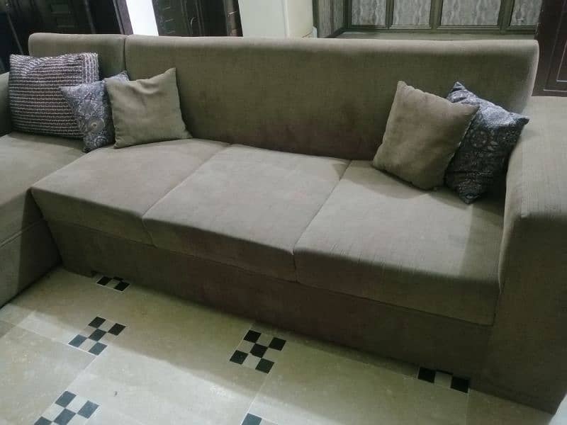 1year used sofa for sale in exellent condition 1