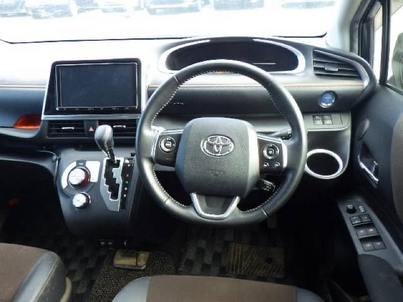Toyota Sienta 2018 Luxury Hybrid 6