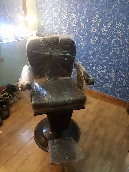 URGENT SALE SALOON CHAIR  IN GOOD CONDITION 0