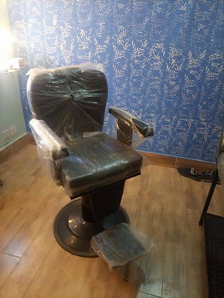 URGENT SALE SALOON CHAIR  IN GOOD CONDITION 1