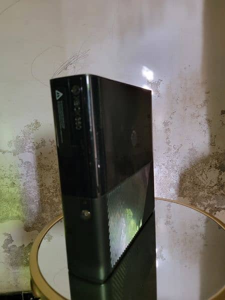 Xbox-360 slim only 6months used 4