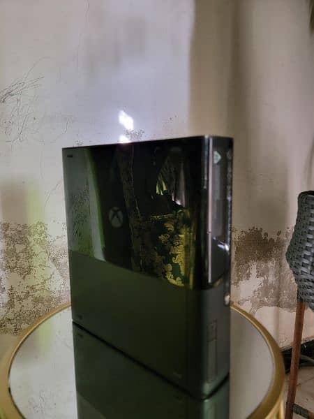 Xbox-360 slim only 6months used 0