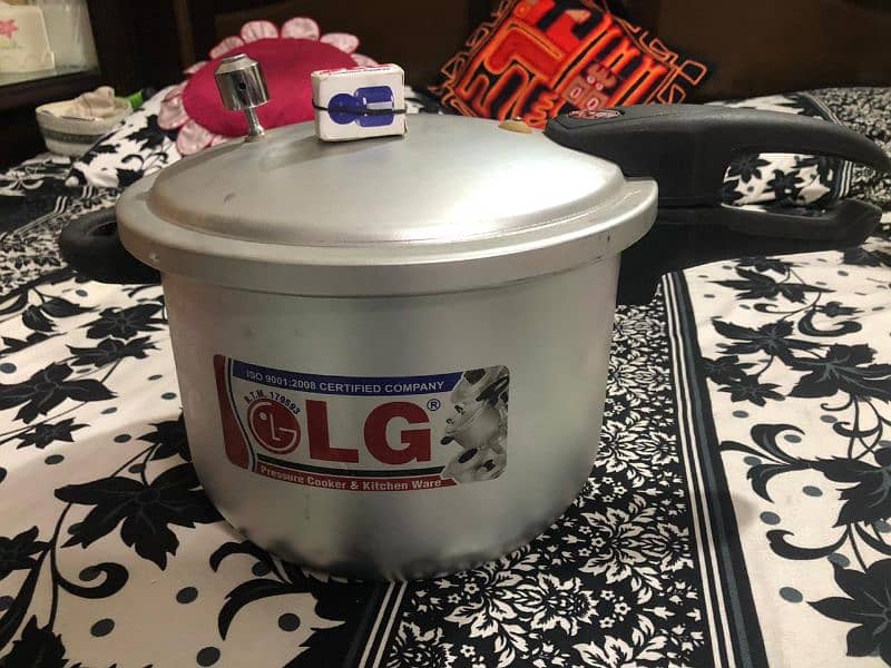 LG Pressure Cooker Medium Size 0
