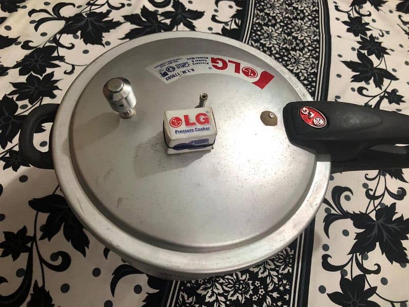 LG Pressure Cooker Medium Size 1