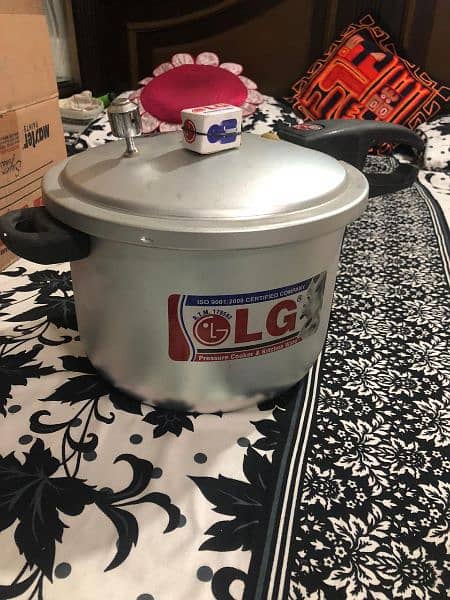 LG Pressure Cooker Medium Size 2