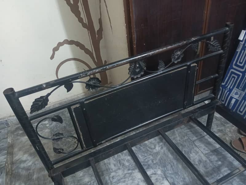 Single iron bed  in a good condition. 2
