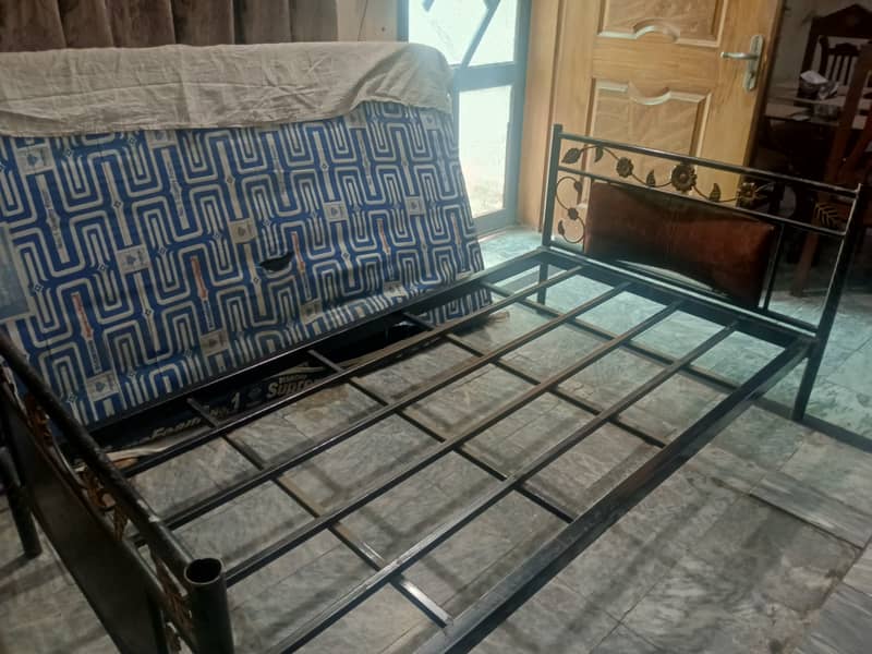 Single iron bed  in a good condition. 4