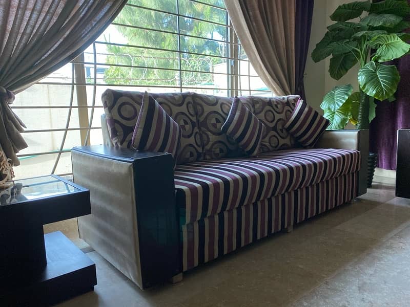 Elegant looking sofa set style. 1