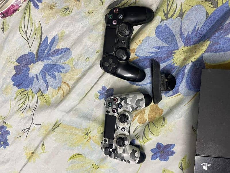 PS4 fat 500 GB with two original controllers 1
