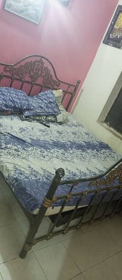 lohey ka bed  sath mattress dressing table bahut Jabardast h