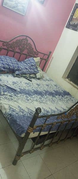 lohey ka bed  sath mattress dressing table bahut Jabardast h 0
