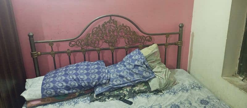 lohey ka bed  sath mattress dressing table bahut Jabardast h 2
