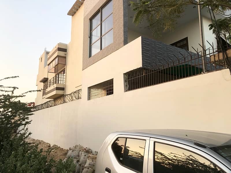 300 Yards House with 8 bedrooms & bathrooms VIP block University Road 11