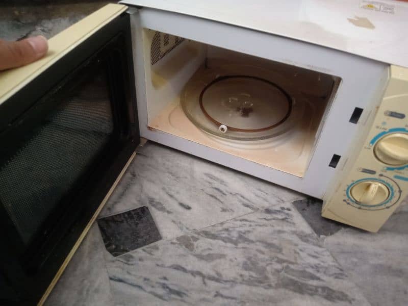 Uses microwave oven in perfect condition 2