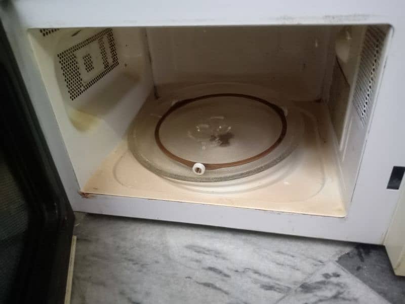Uses microwave oven in perfect condition 3