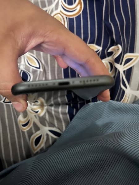 sIPHONE 11 BLACK COLOUR Scratch lass Phone battery heathy 90 3