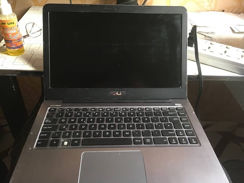 Cheap laptop for study and presentation 0