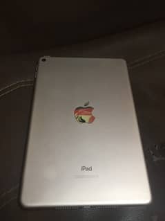 iPad mini ( 5th generation ) with box and charger 10 / 8 candition