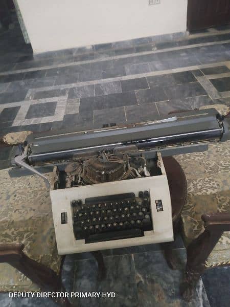 Old-fashioned Typewriter: Perfect for Writers. 2