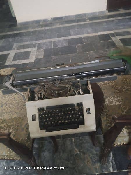 Old-fashioned Typewriter: Perfect for Writers. 3