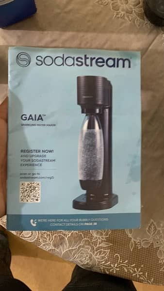 soda stream [ soda maker ] with two CO2 cylinders 8