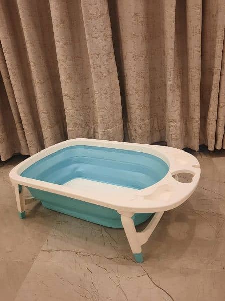 Baby bath tub in excellent condition 1