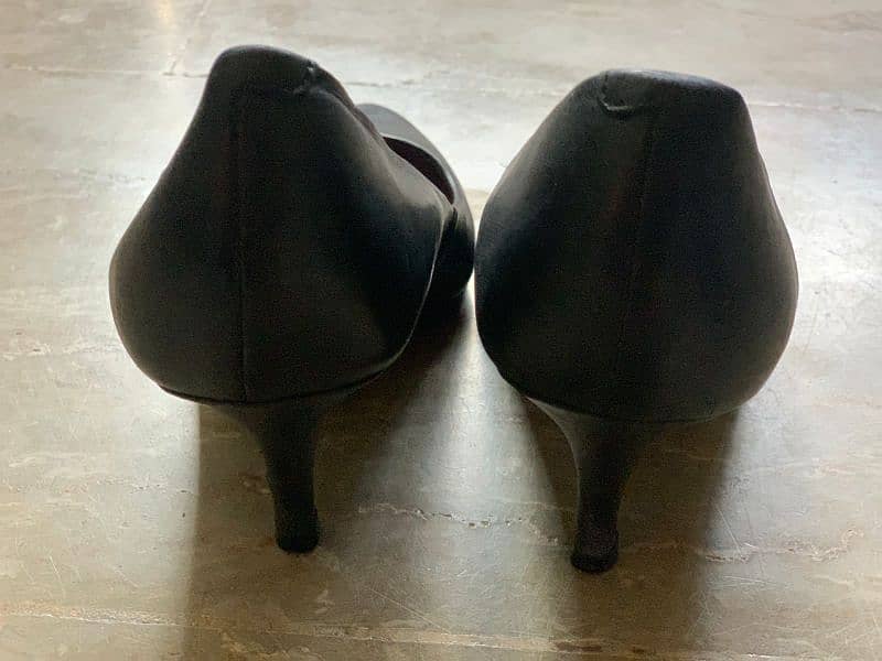 Black pumps original Branded leather stuff in excellent condition 2