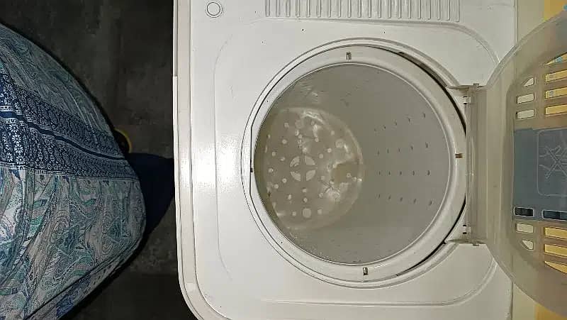 Semi Automatic Dawlance Washing Machine in Perfect Condition 4