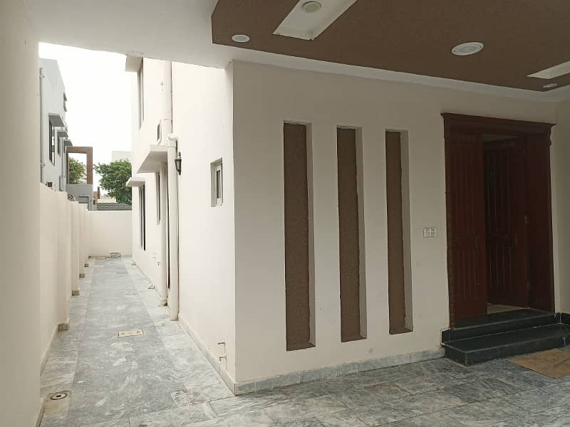 10 Marla Full House For Sale In Sector C Bahria Town, Lahore 0